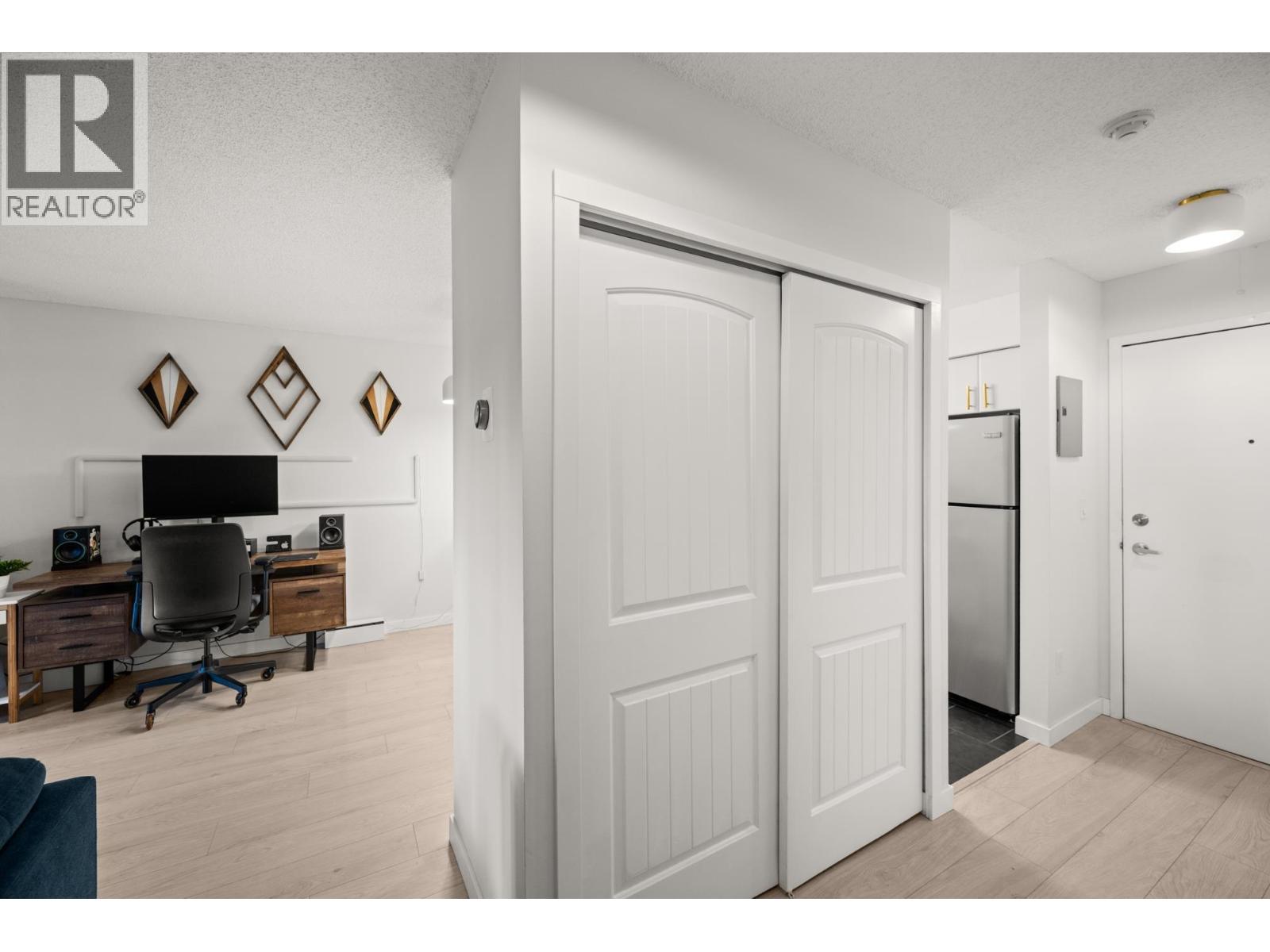 Photo 4 of 103 932 Robinson Street, Coquitlam BC