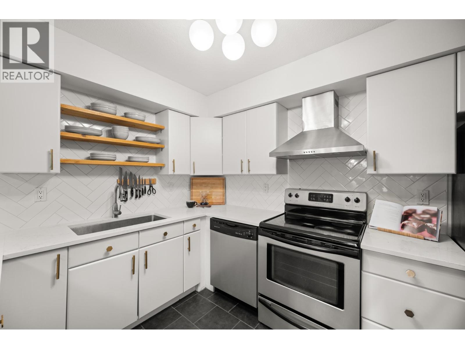 Photo 14 of 103 932 Robinson Street, Coquitlam BC
