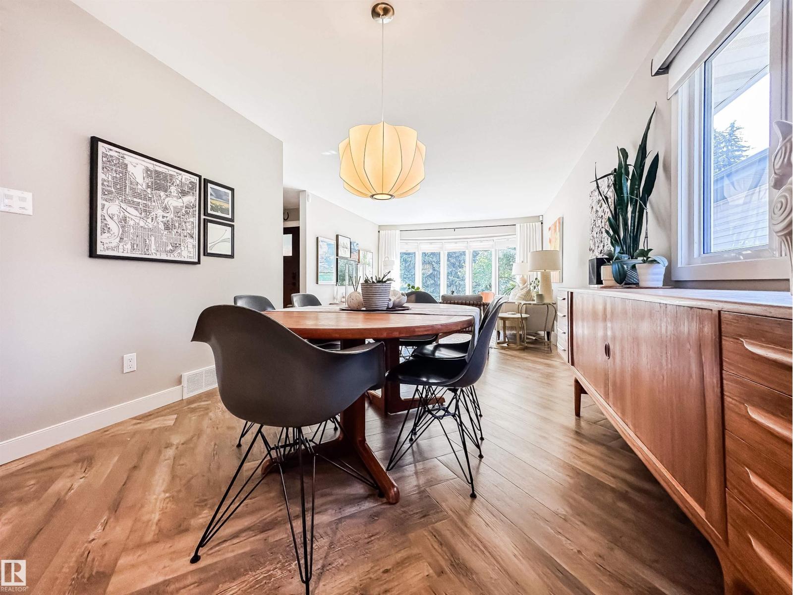 Photo 10 of 10218 73 St Nw, Edmonton AB