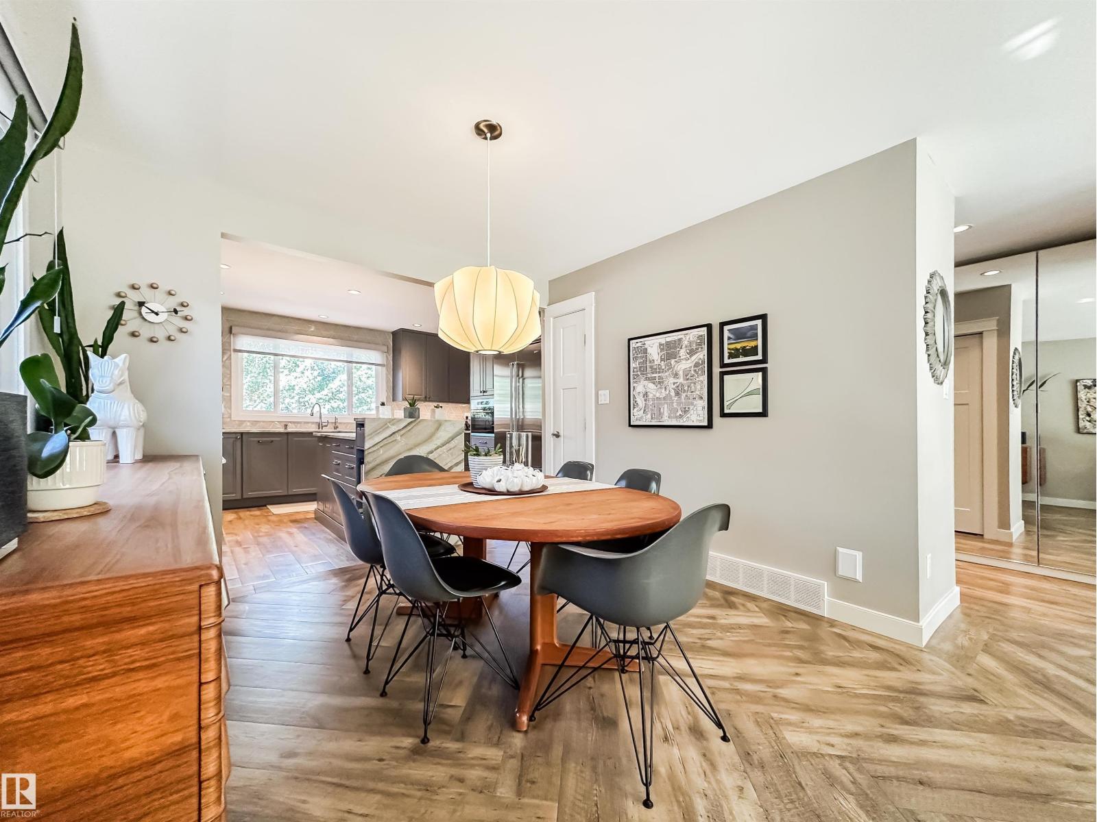 Photo 11 of 10218 73 St Nw, Edmonton AB