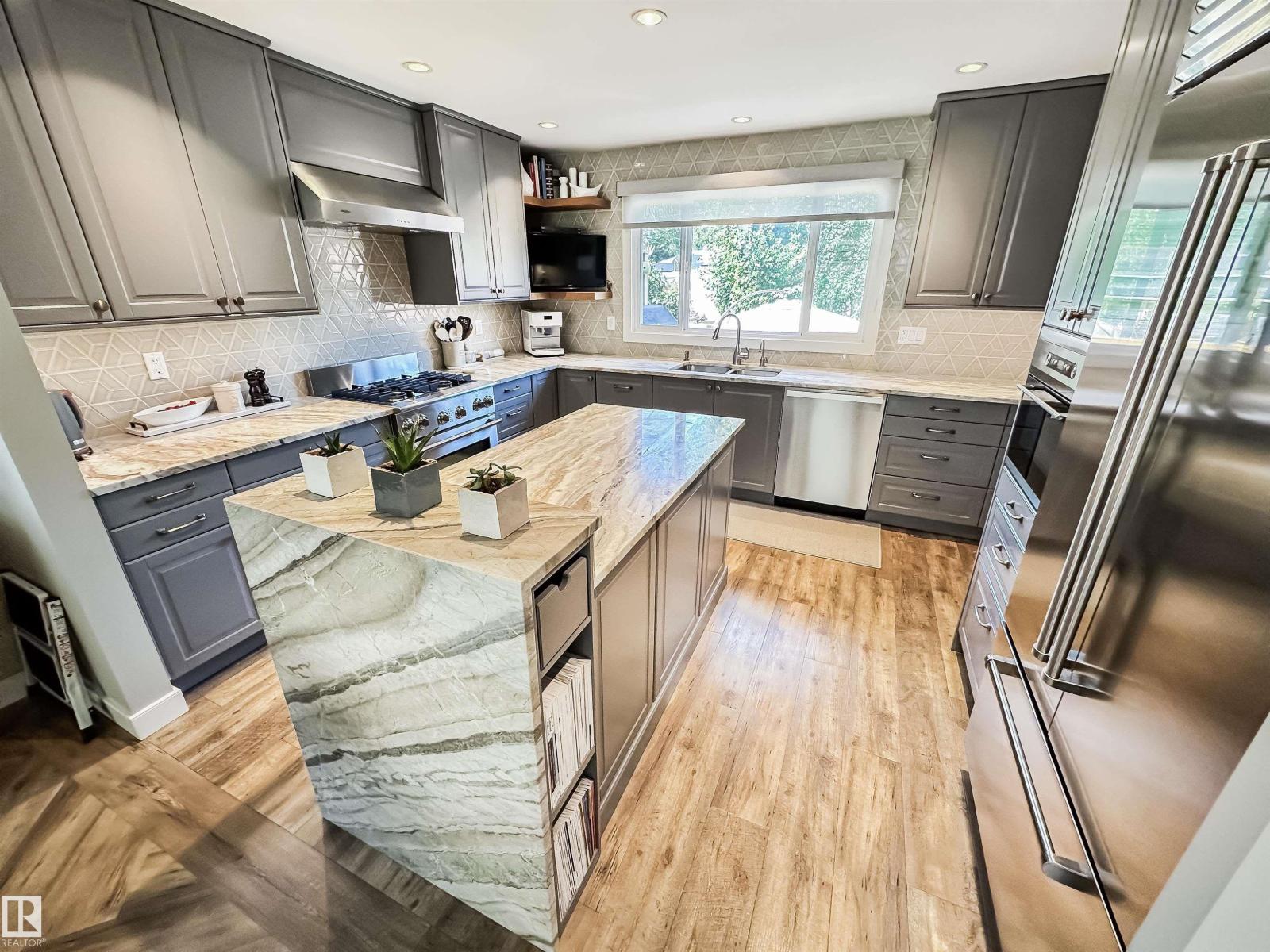 Photo 13 of 10218 73 St Nw, Edmonton AB