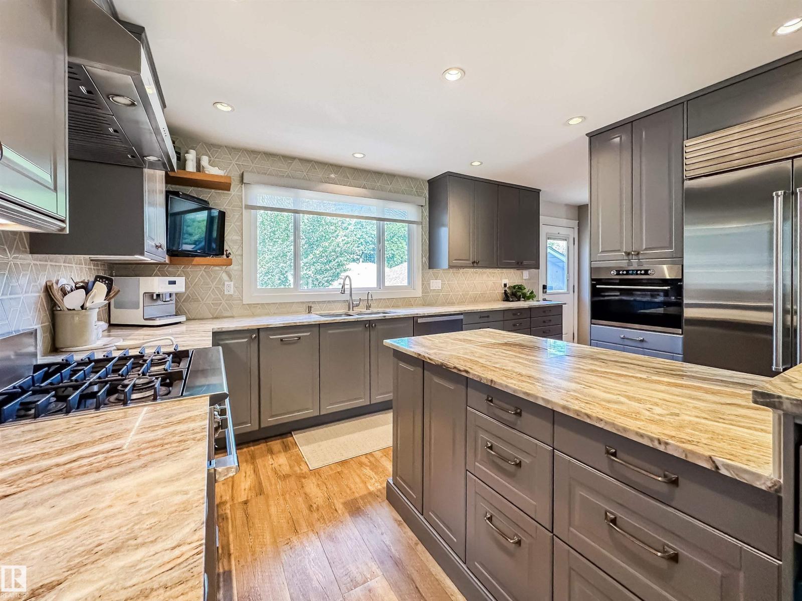 Photo 15 of 10218 73 St Nw, Edmonton AB