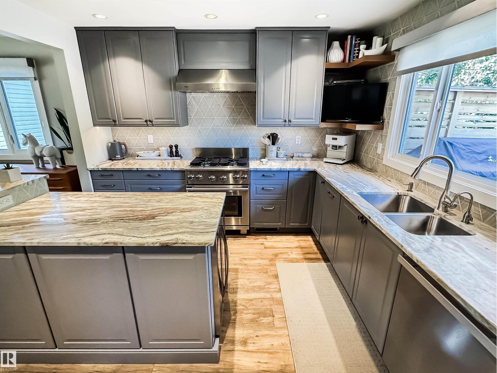 Photo 16 of 10218 73 St Nw, Edmonton AB