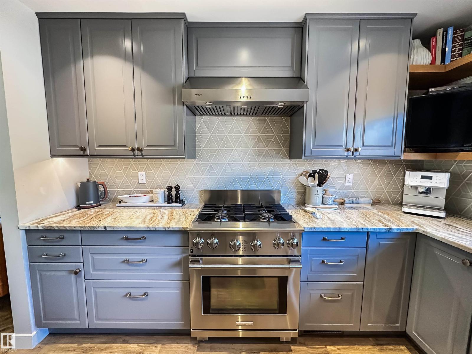 Photo 17 of 10218 73 St Nw, Edmonton AB