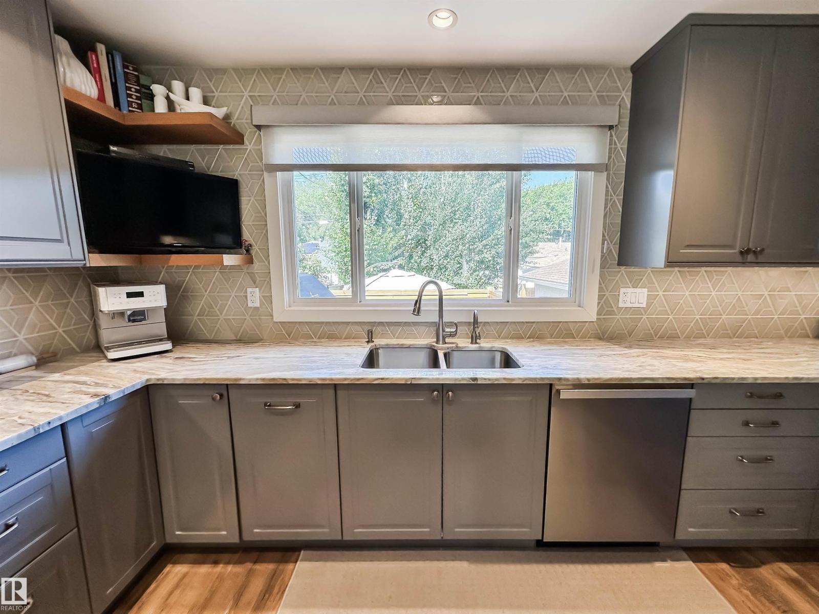 Photo 18 of 10218 73 St Nw, Edmonton AB
