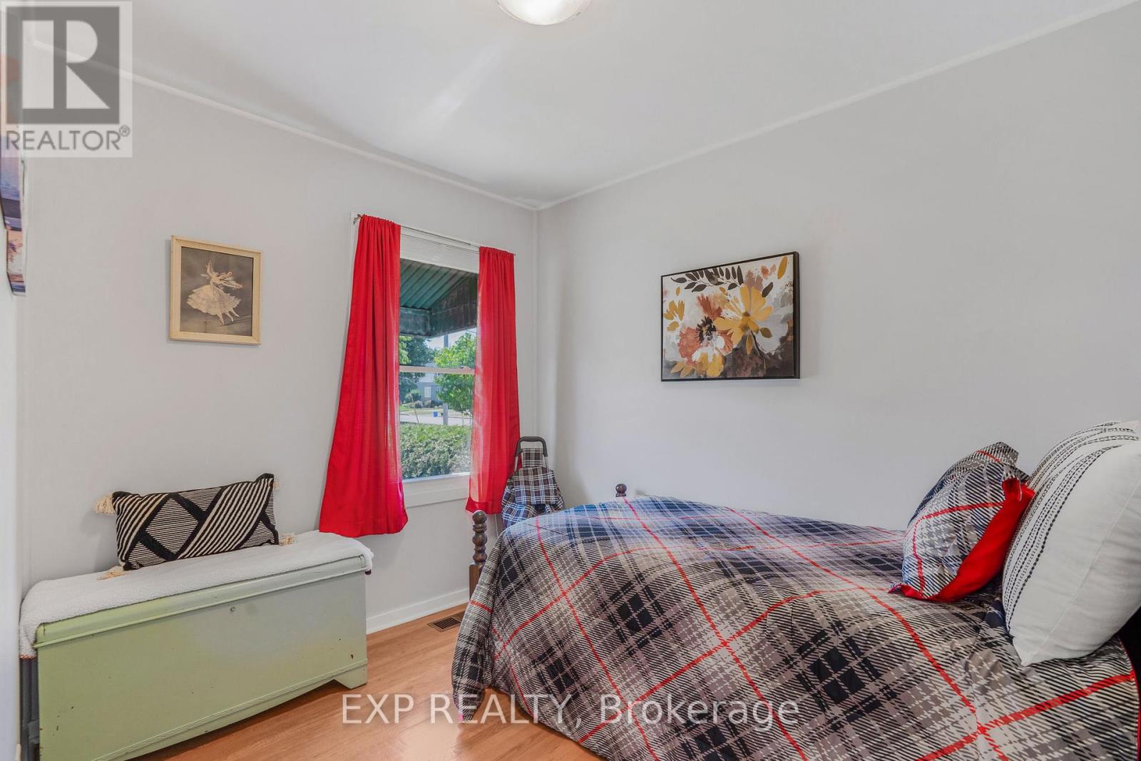 Photo 14 of 35 Twelfth Street E, Cornwall ON