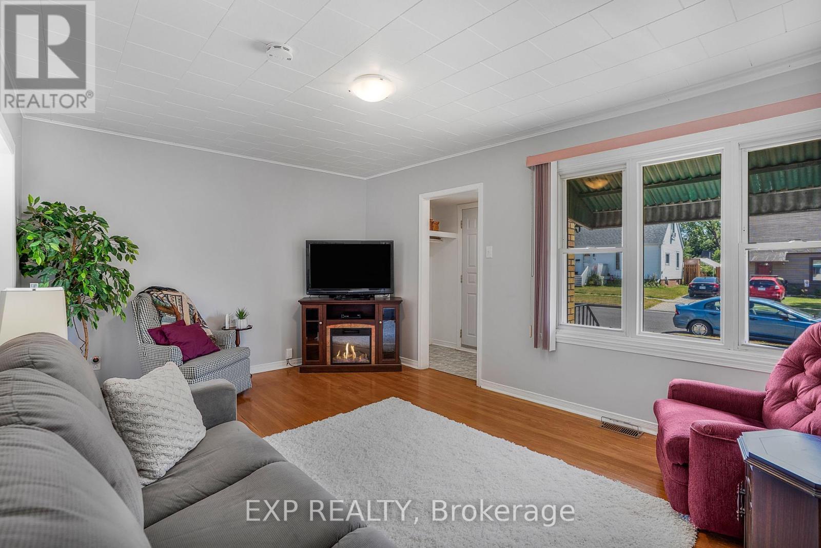 Photo 4 of 35 Twelfth Street E, Cornwall ON