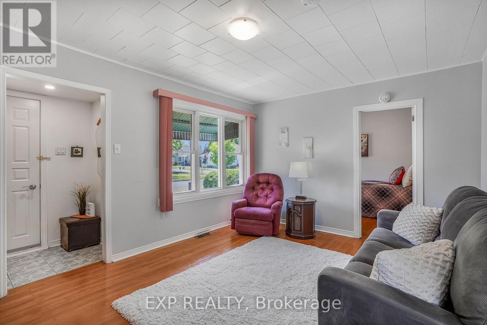 Photo 5 of 35 Twelfth Street E, Cornwall ON