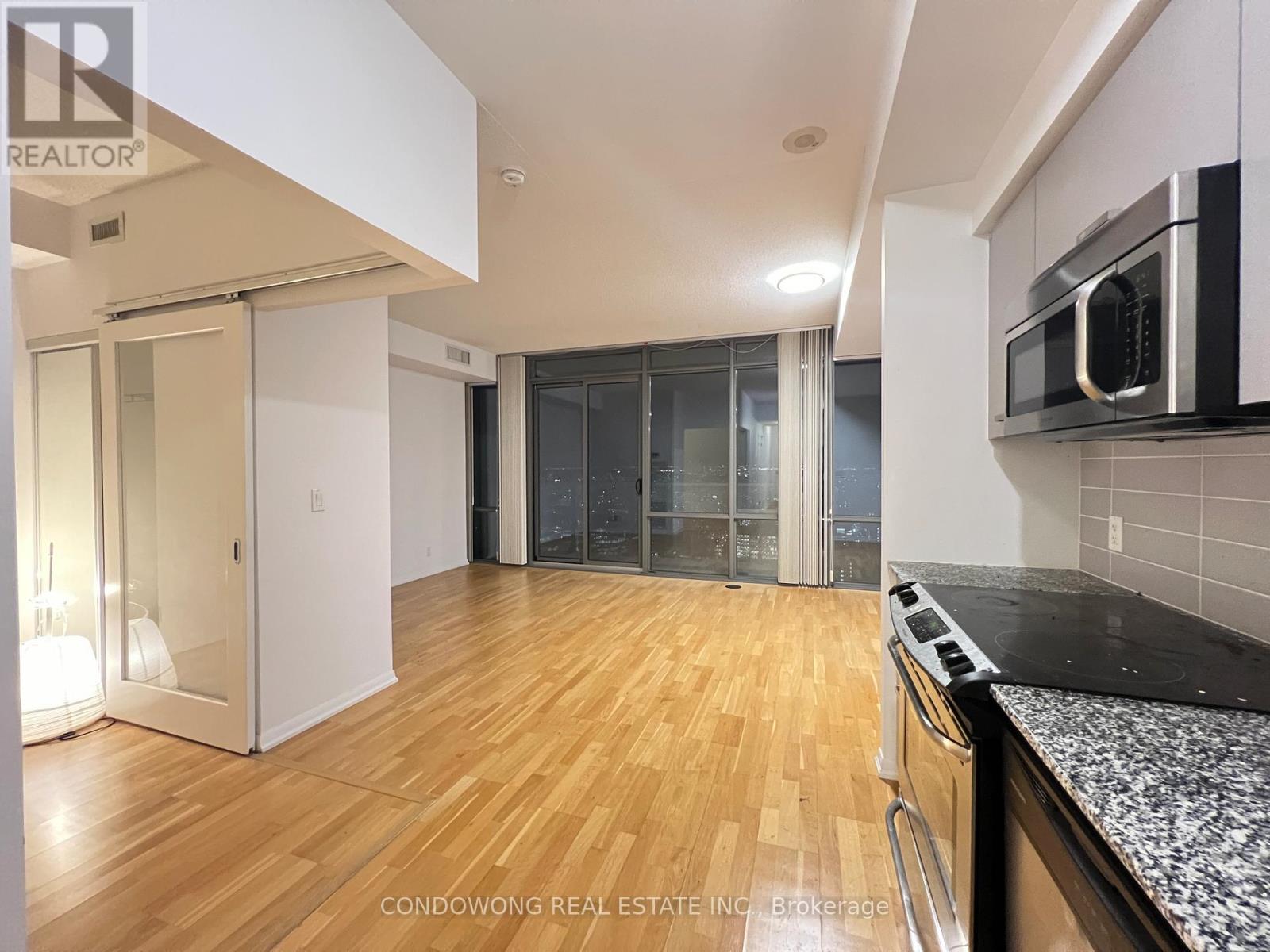 Photo 3 of 4201 832 Bay Street, Toronto ON