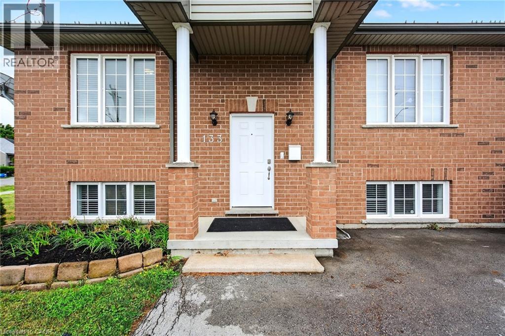 Photo 3 of 133 Grantham Avenue, St Catharines ON