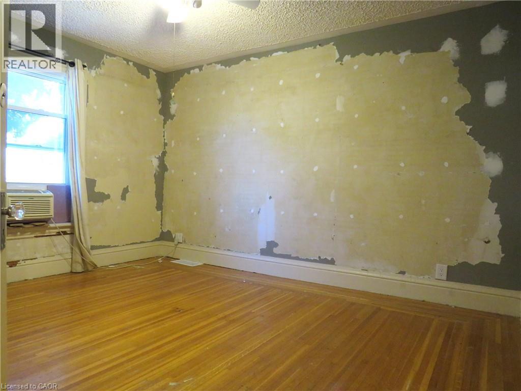 Photo 10 of 120 Sanford Avenue S, Hamilton ON