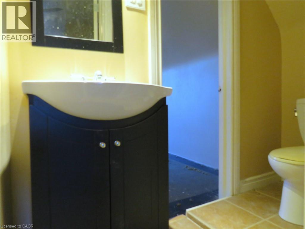 Photo 18 of 120 Sanford Avenue S, Hamilton ON