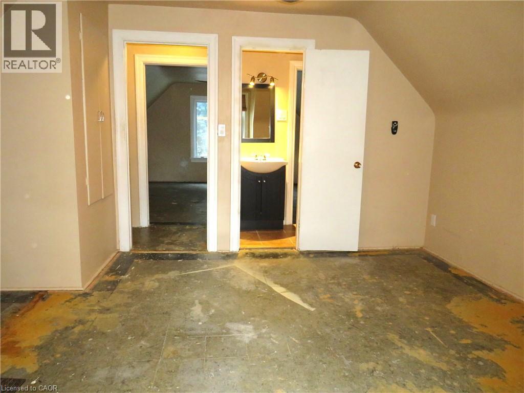 Photo 19 of 120 Sanford Avenue S, Hamilton ON