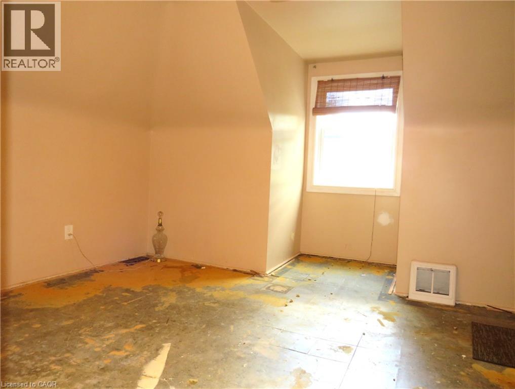 Photo 20 of 120 Sanford Avenue S, Hamilton ON