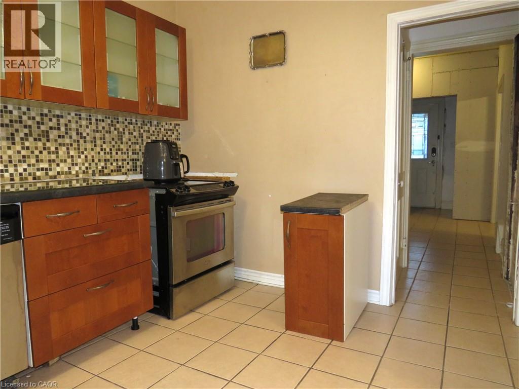 Photo 5 of 120 Sanford Avenue S, Hamilton ON