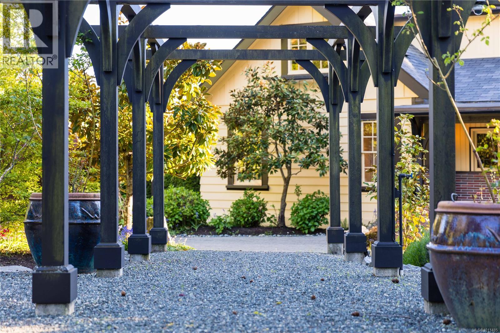 605 Towner Park Rd, North Saanich