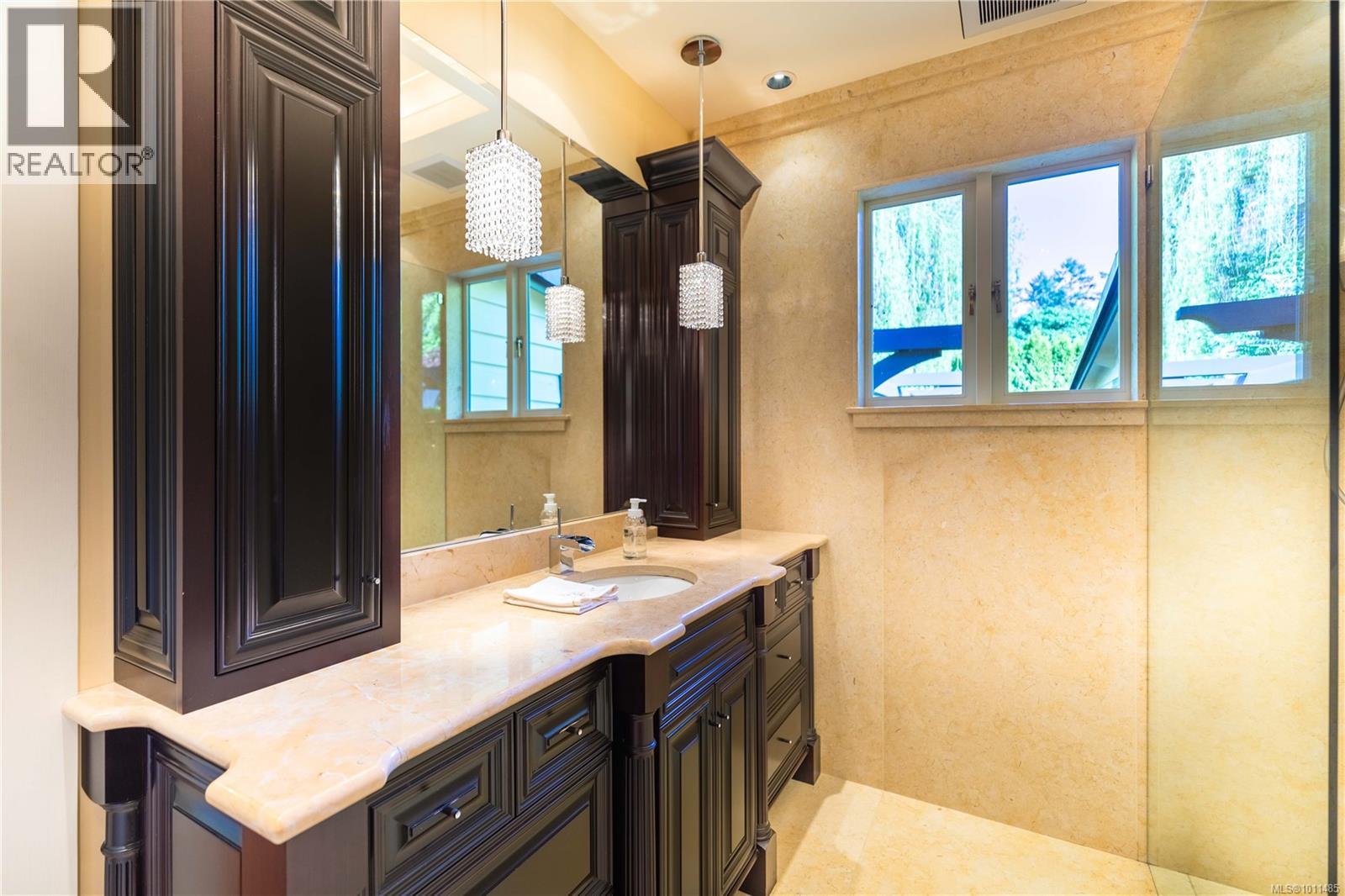 605 Towner Park Rd, North Saanich