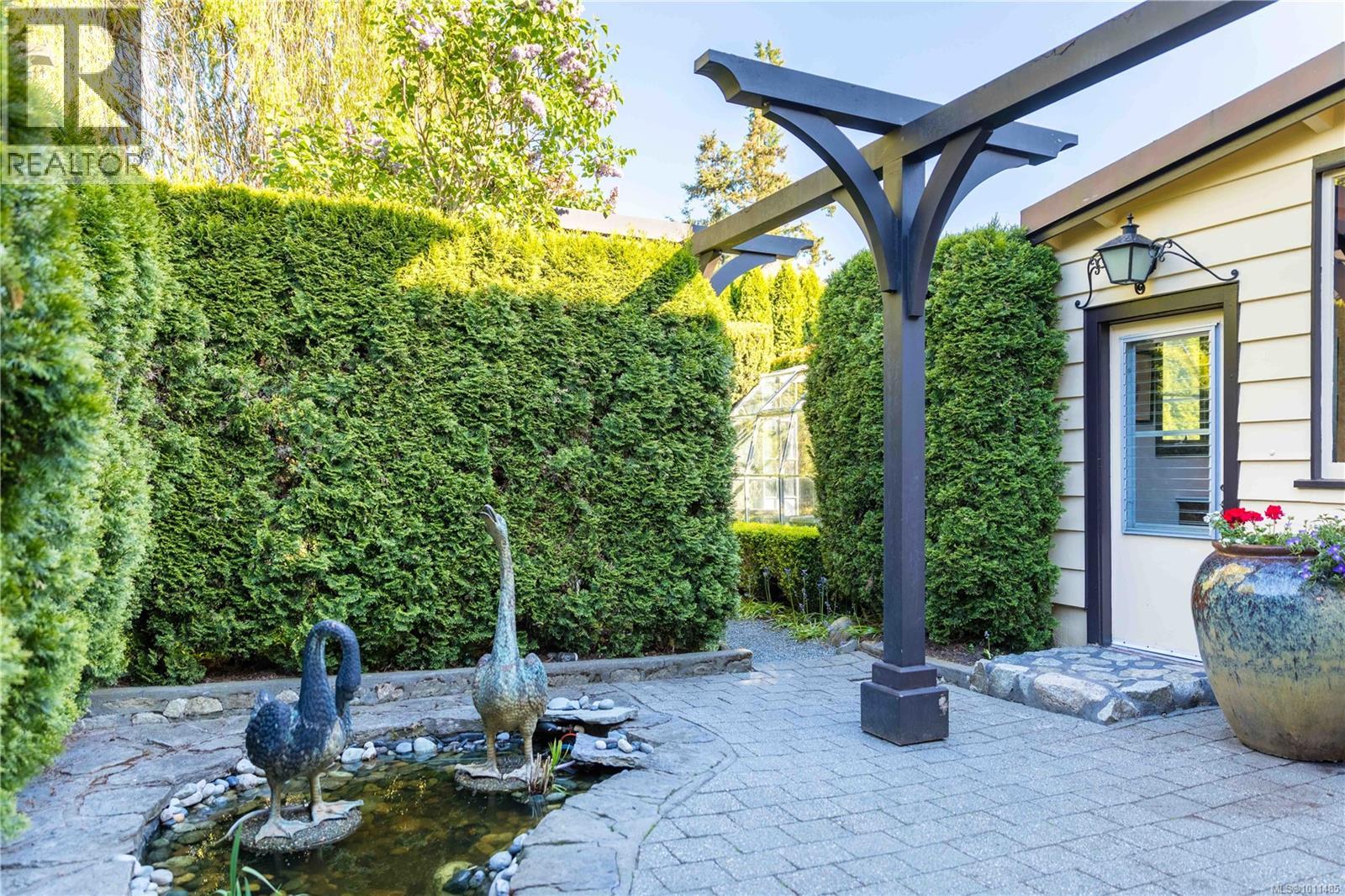 605 Towner Park Rd, North Saanich