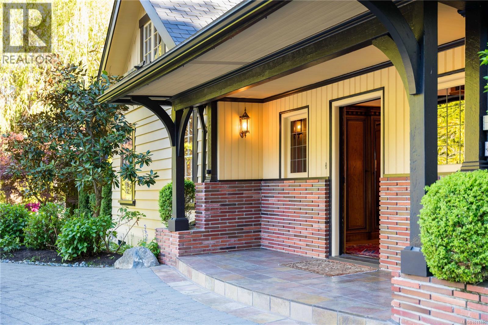 605 Towner Park Rd, North Saanich