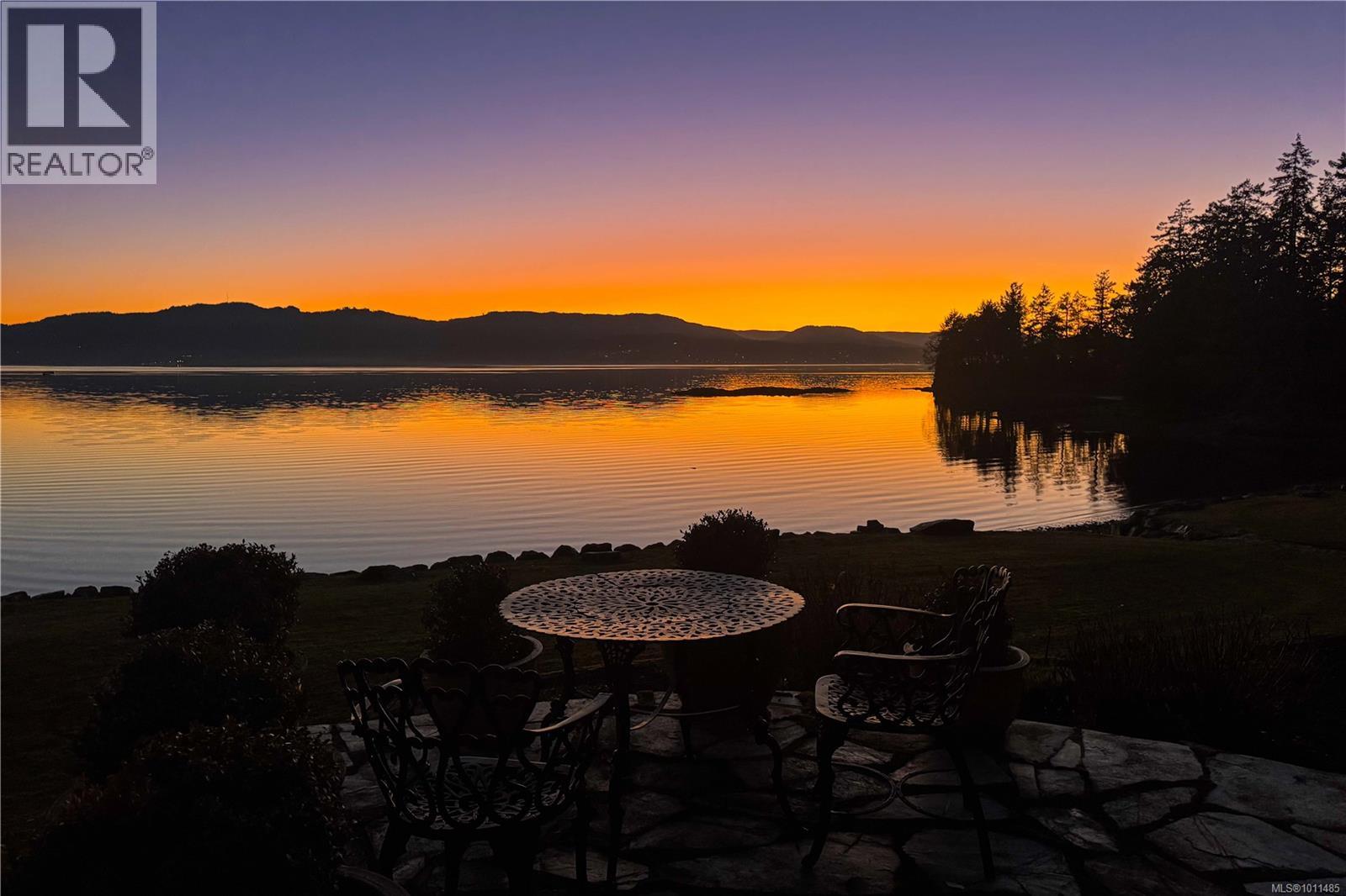 605 Towner Park Rd, North Saanich