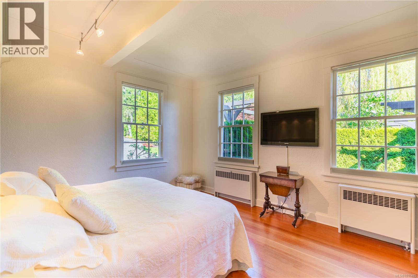 605 Towner Park Rd, North Saanich