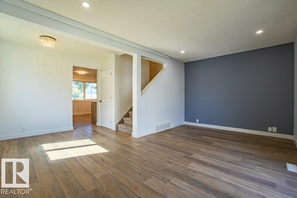 Photo 13 of 30 1411 Mill Woods E Nw, Edmonton AB