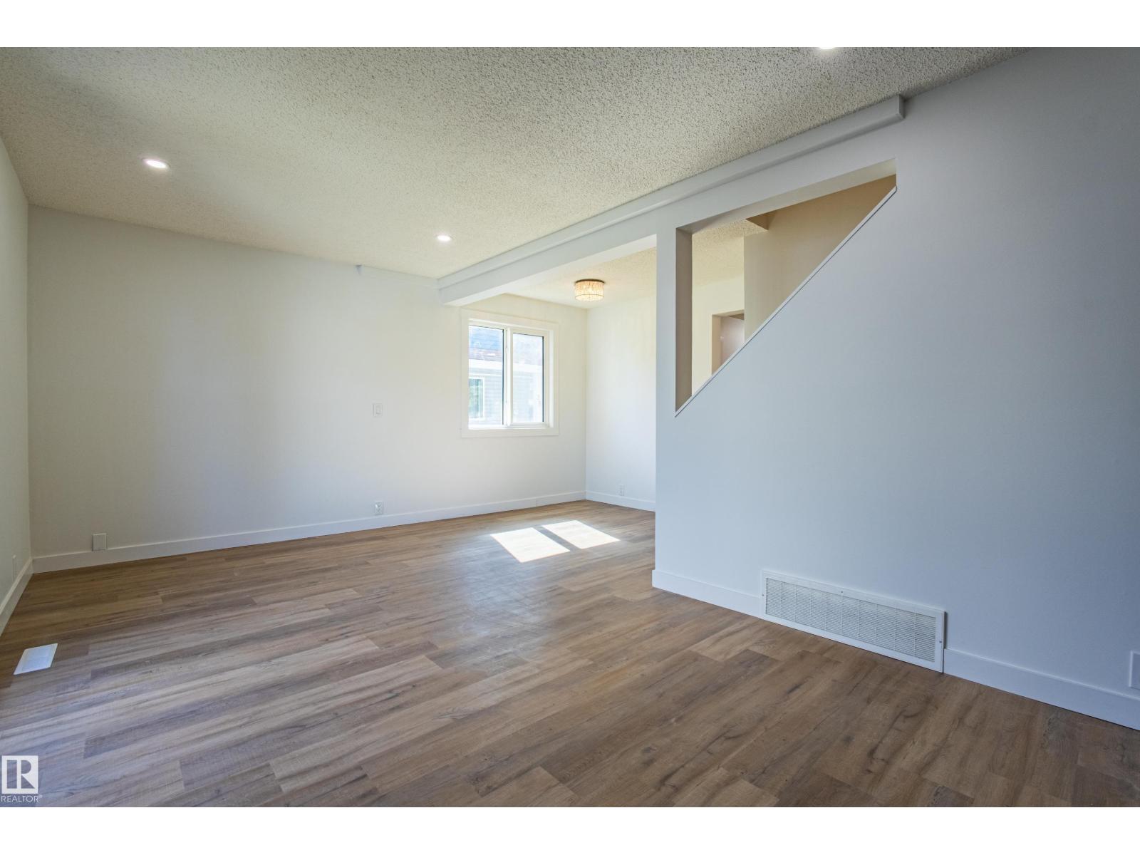 Photo 14 of 30 1411 Mill Woods E Nw, Edmonton AB