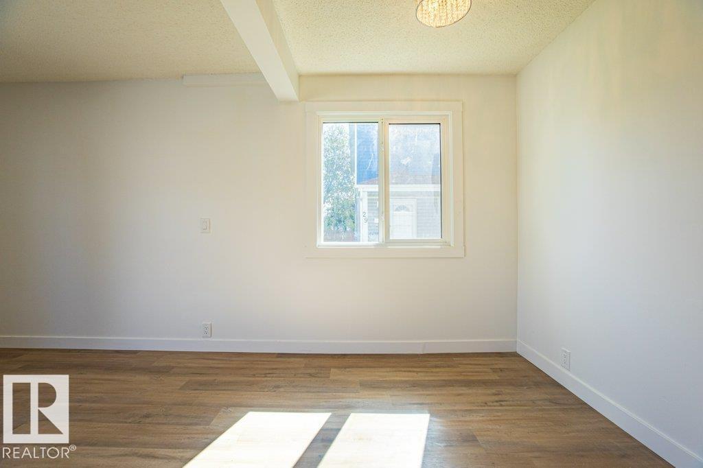 Photo 9 of 30 1411 Mill Woods E Nw, Edmonton AB
