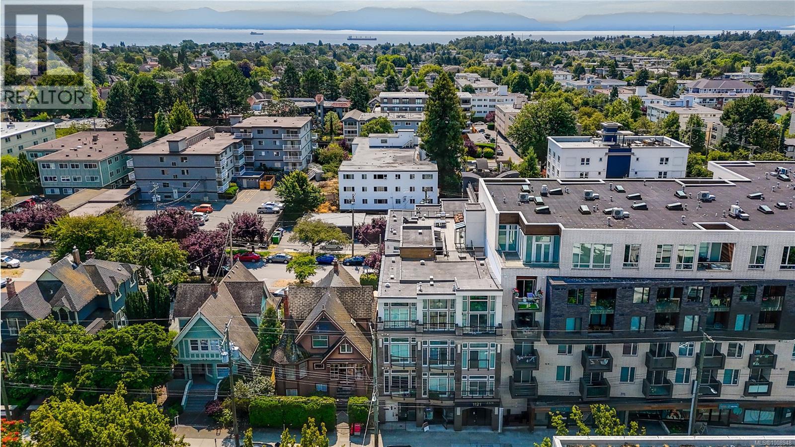 Photo 3 of 308 1121 Fort St, Victoria BC