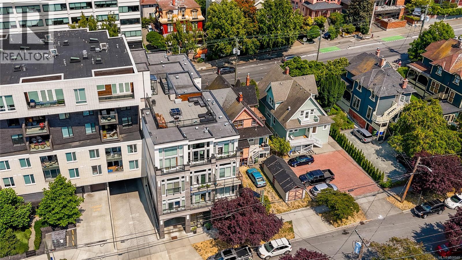 Photo 4 of 308 1121 Fort St, Victoria BC