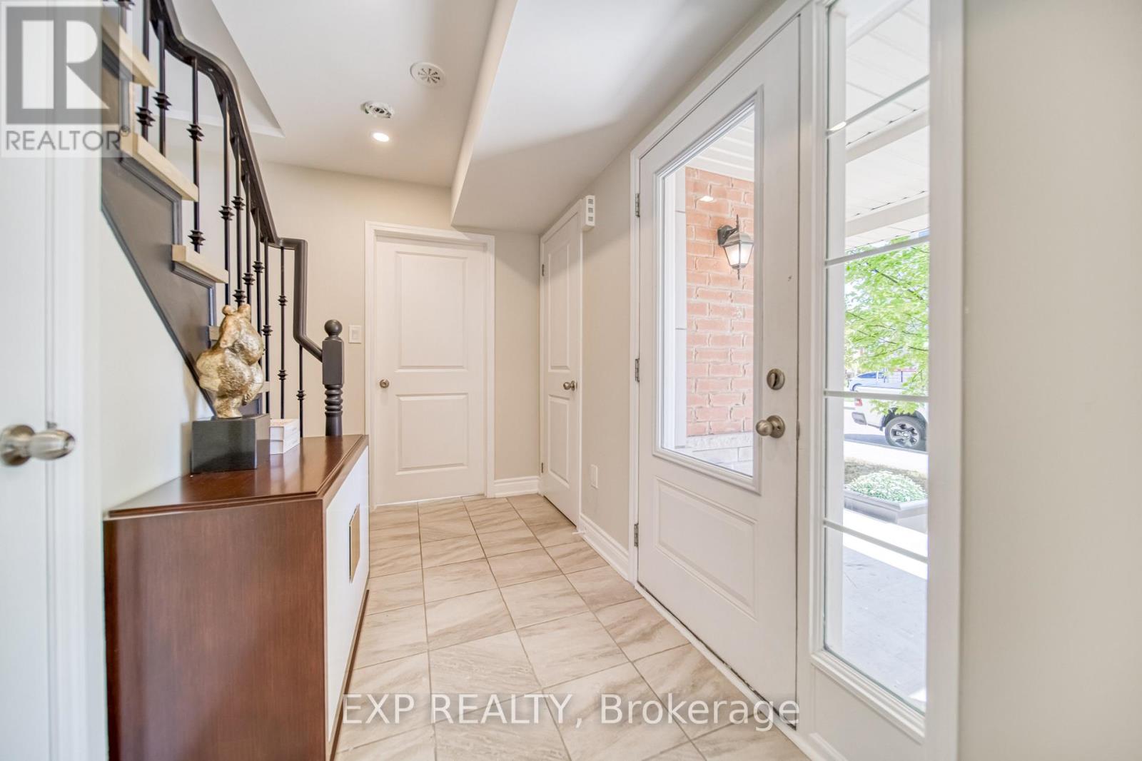 Photo 5 of 40 Deans Drive, Toronto ON