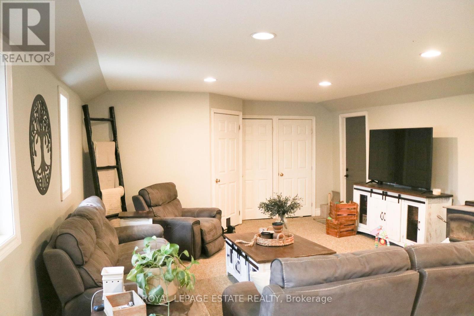 Photo 9 of 4295 Horseshoe Valley Road W, Springwater ON