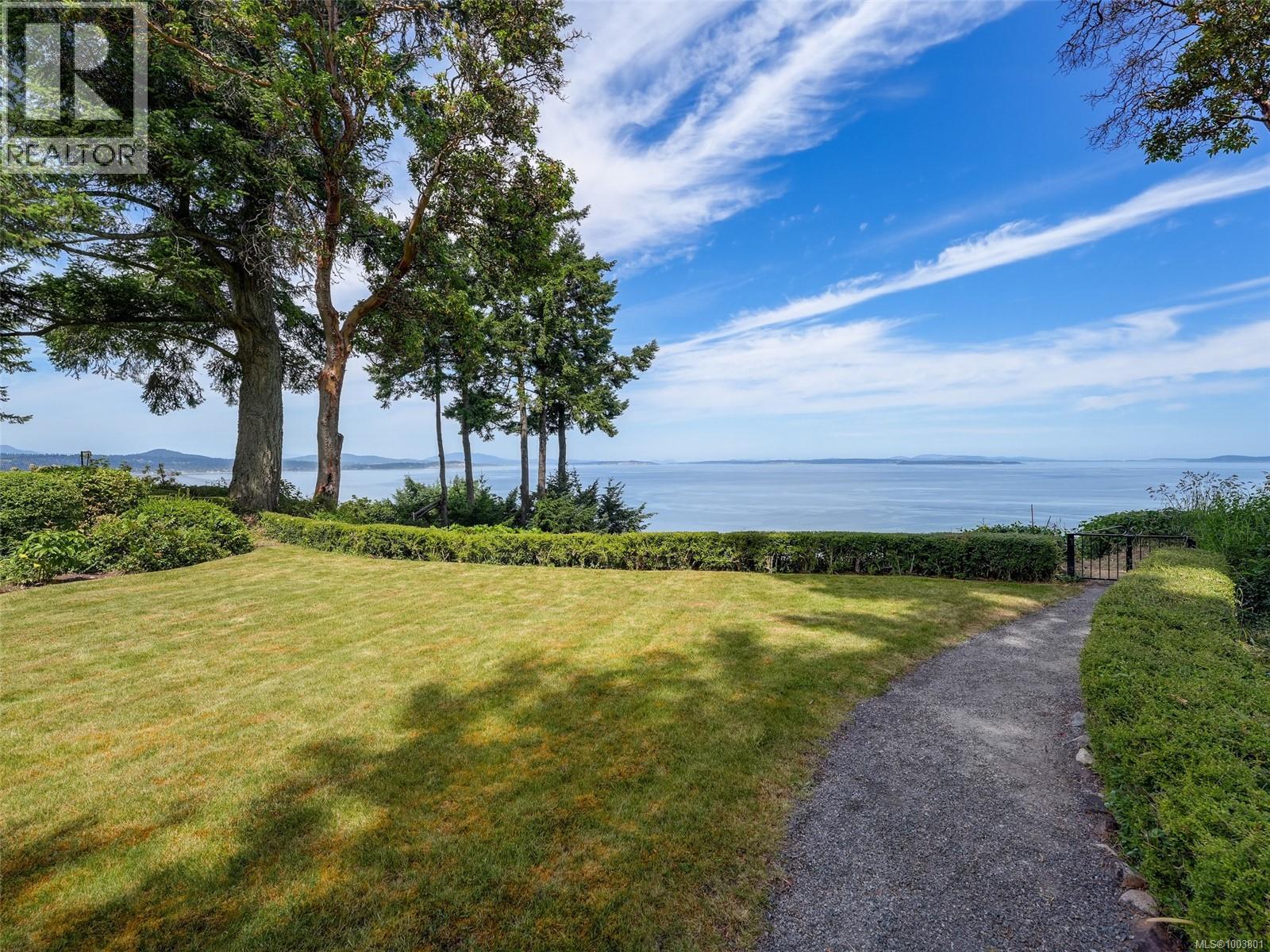 Photo 4 of 4590 Torquay Dr, Saanich BC