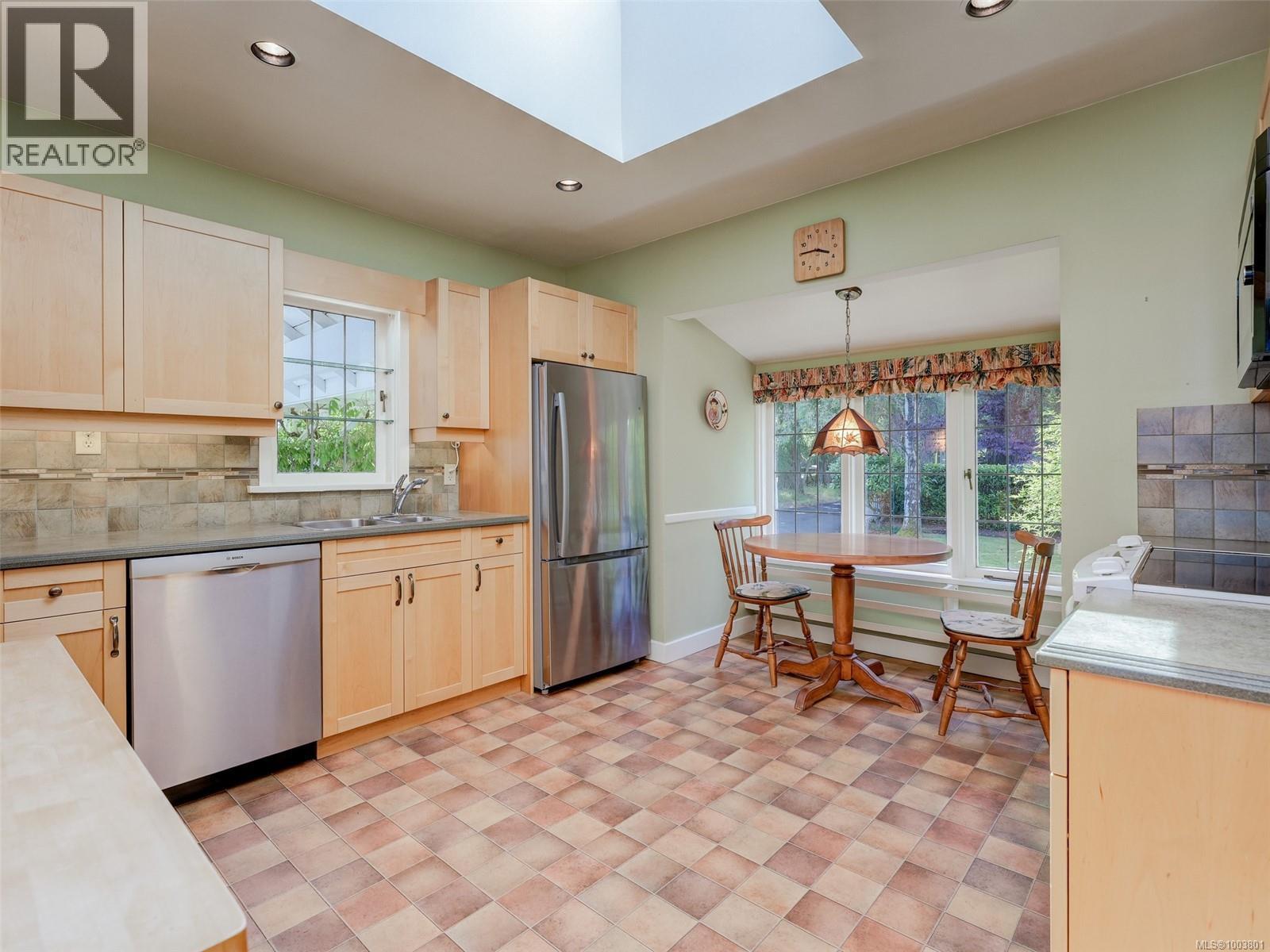 Photo 16 of 4590 Torquay Dr, Saanich BC