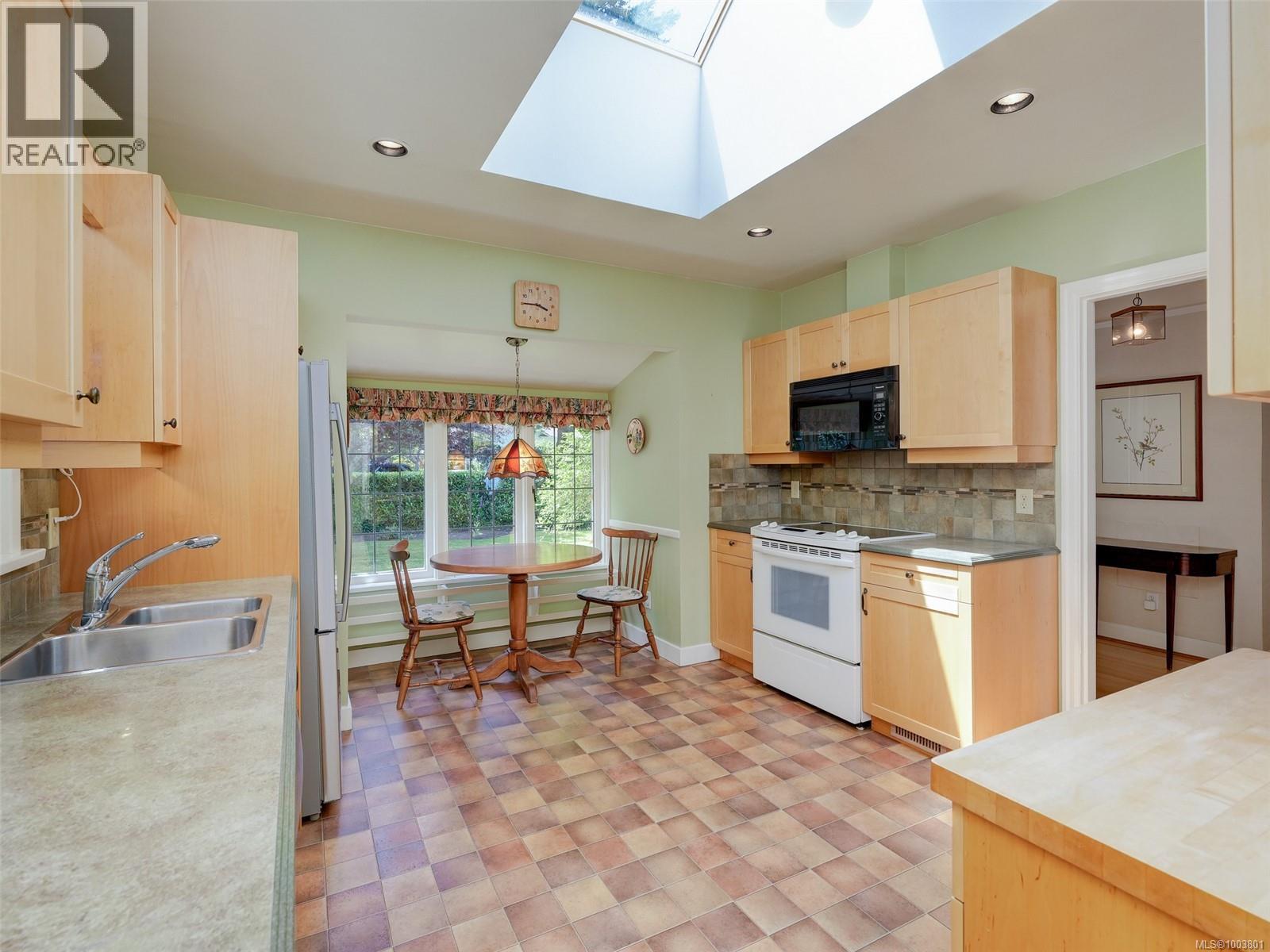 Photo 17 of 4590 Torquay Dr, Saanich BC