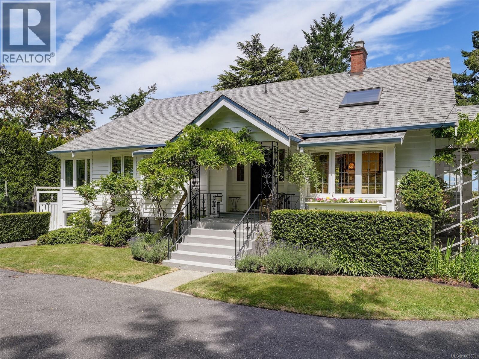Photo 3 of 4590 Torquay Dr, Saanich BC