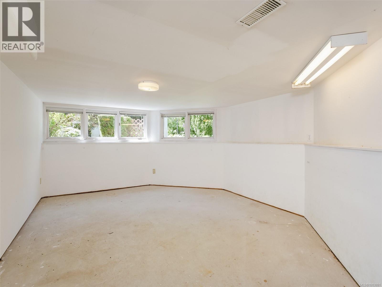 Photo 37 of 4590 Torquay Dr, Saanich BC