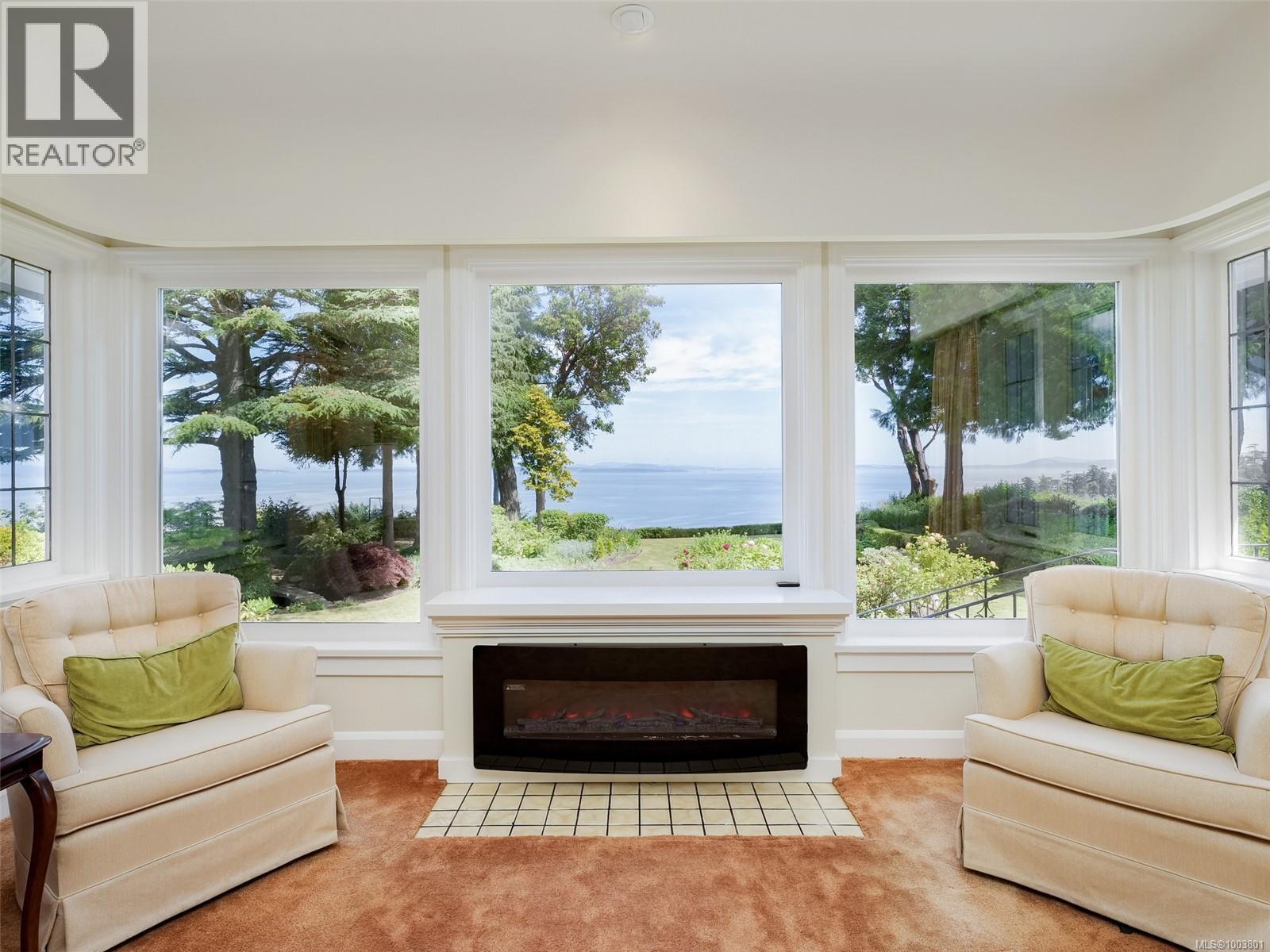 Photo 8 of 4590 Torquay Dr, Saanich BC
