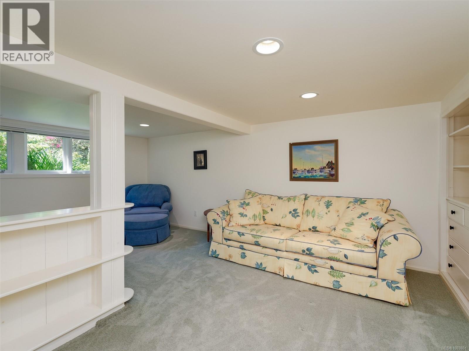 Photo 33 of 4590 Torquay Dr, Saanich BC