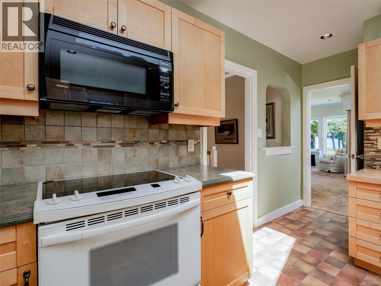 Photo 21 of 4590 Torquay Dr, Saanich BC