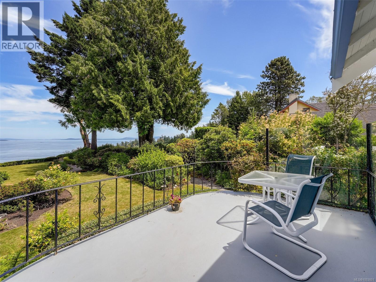 Photo 13 of 4590 Torquay Dr, Saanich BC