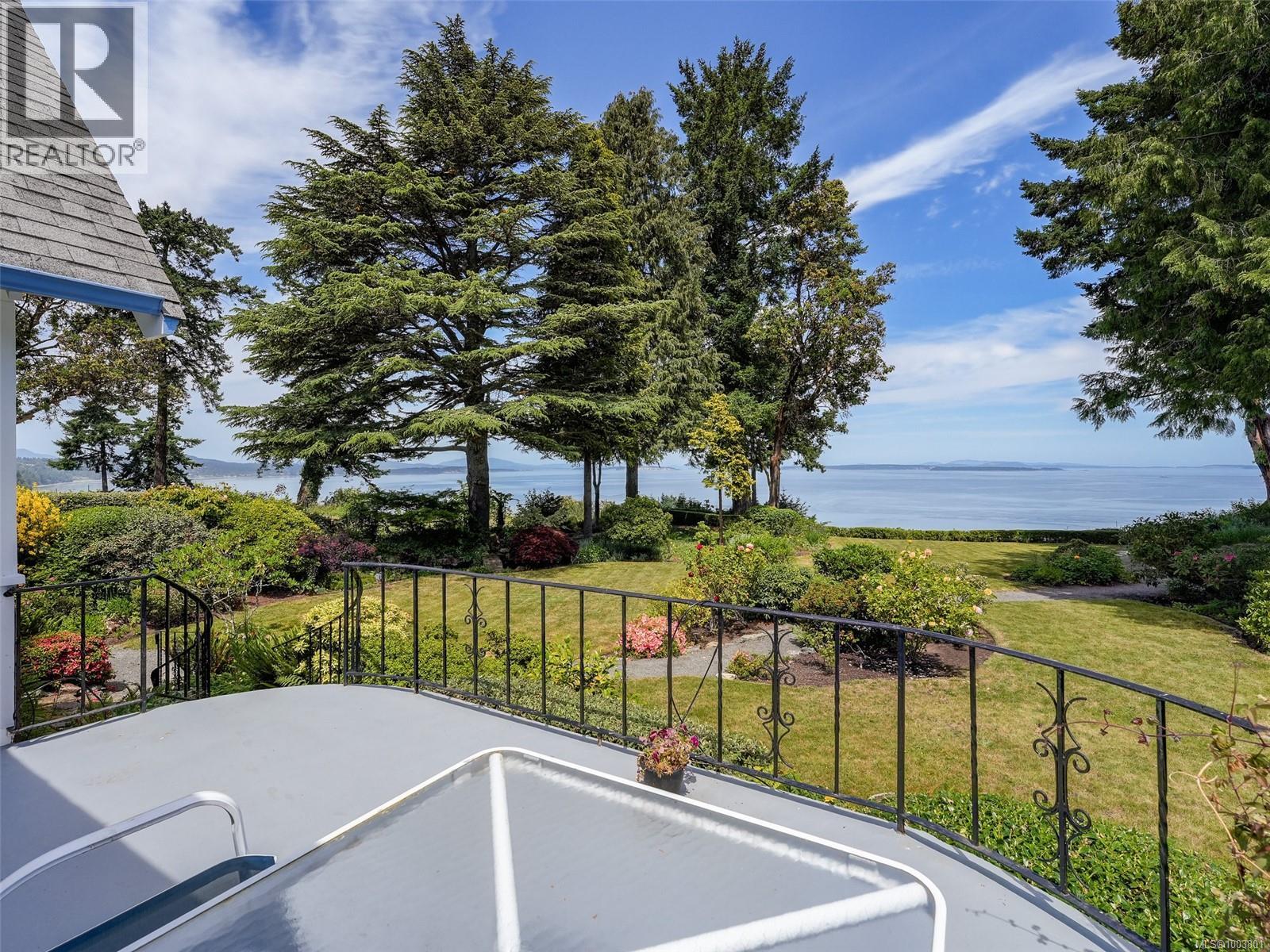 Photo 15 of 4590 Torquay Dr, Saanich BC