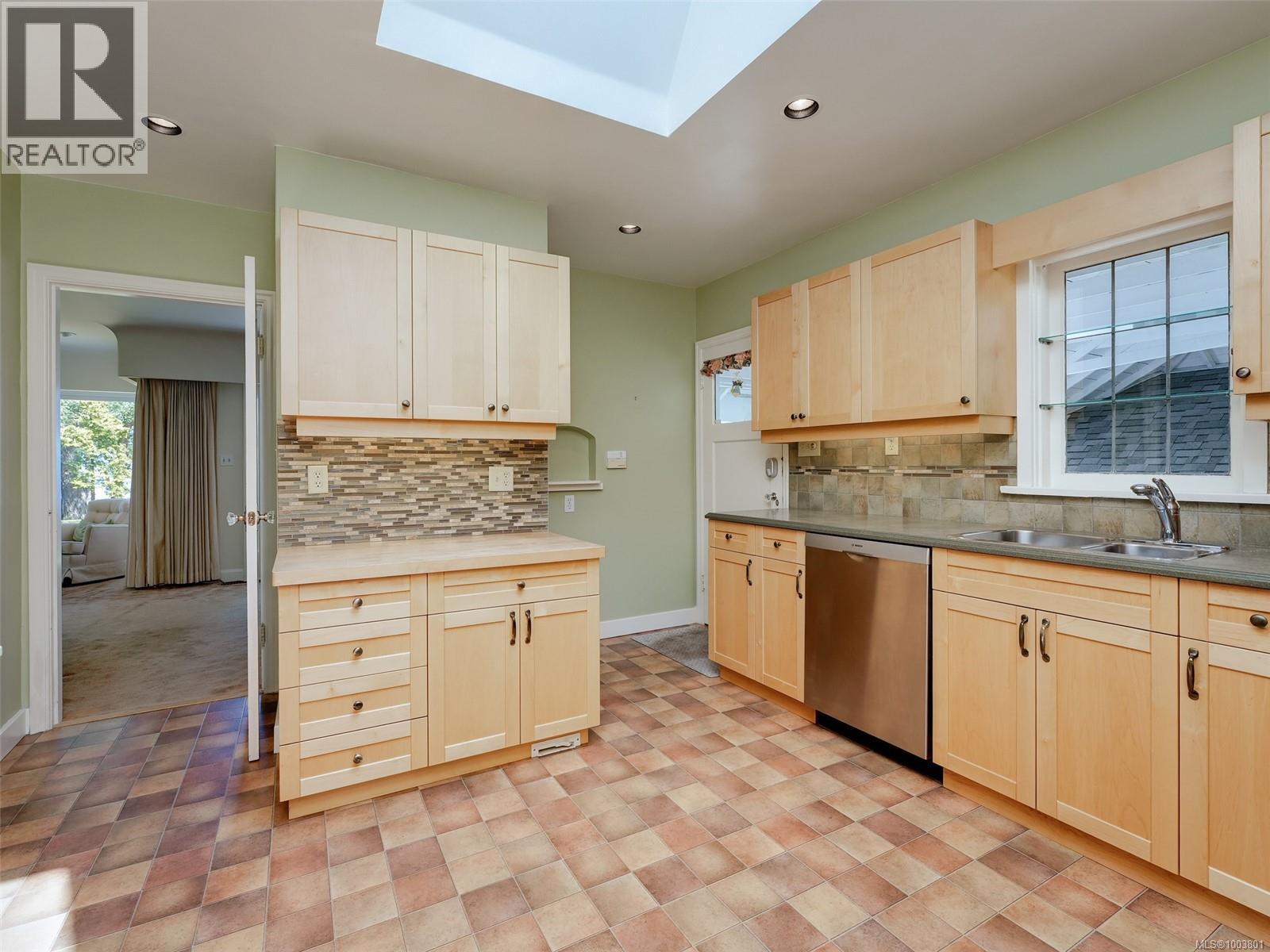 Photo 20 of 4590 Torquay Dr, Saanich BC