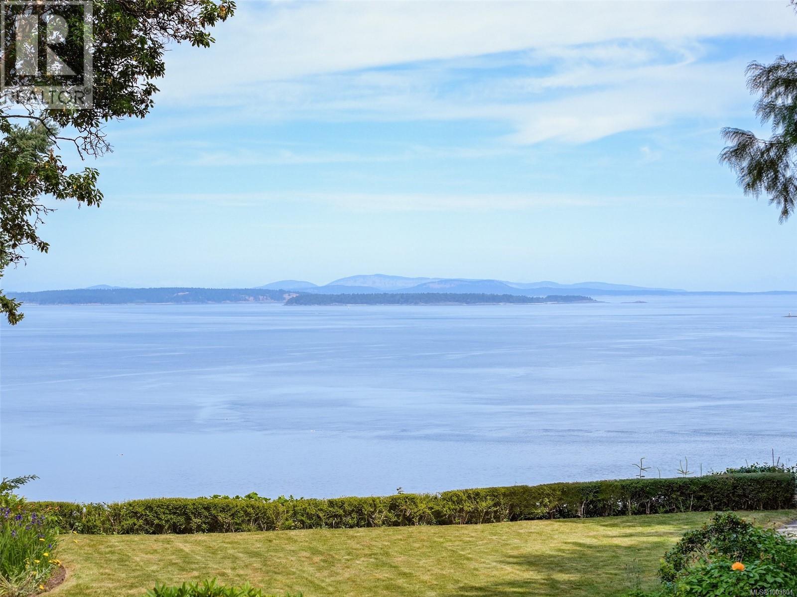 Photo 9 of 4590 Torquay Dr, Saanich BC