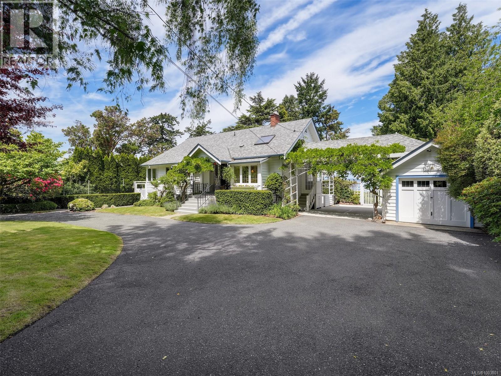 Photo 2 of 4590 Torquay Dr, Saanich BC