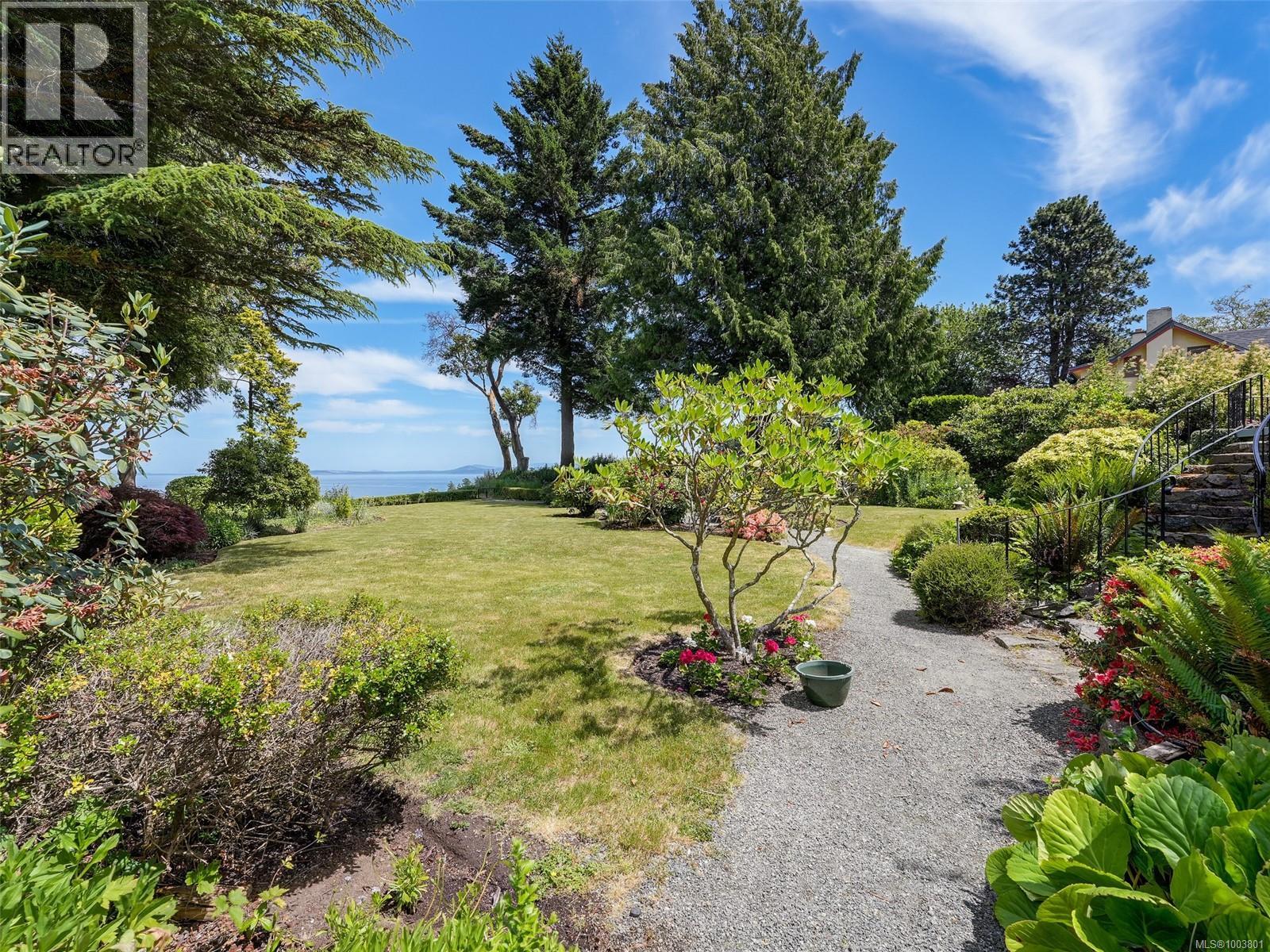 Photo 31 of 4590 Torquay Dr, Saanich BC