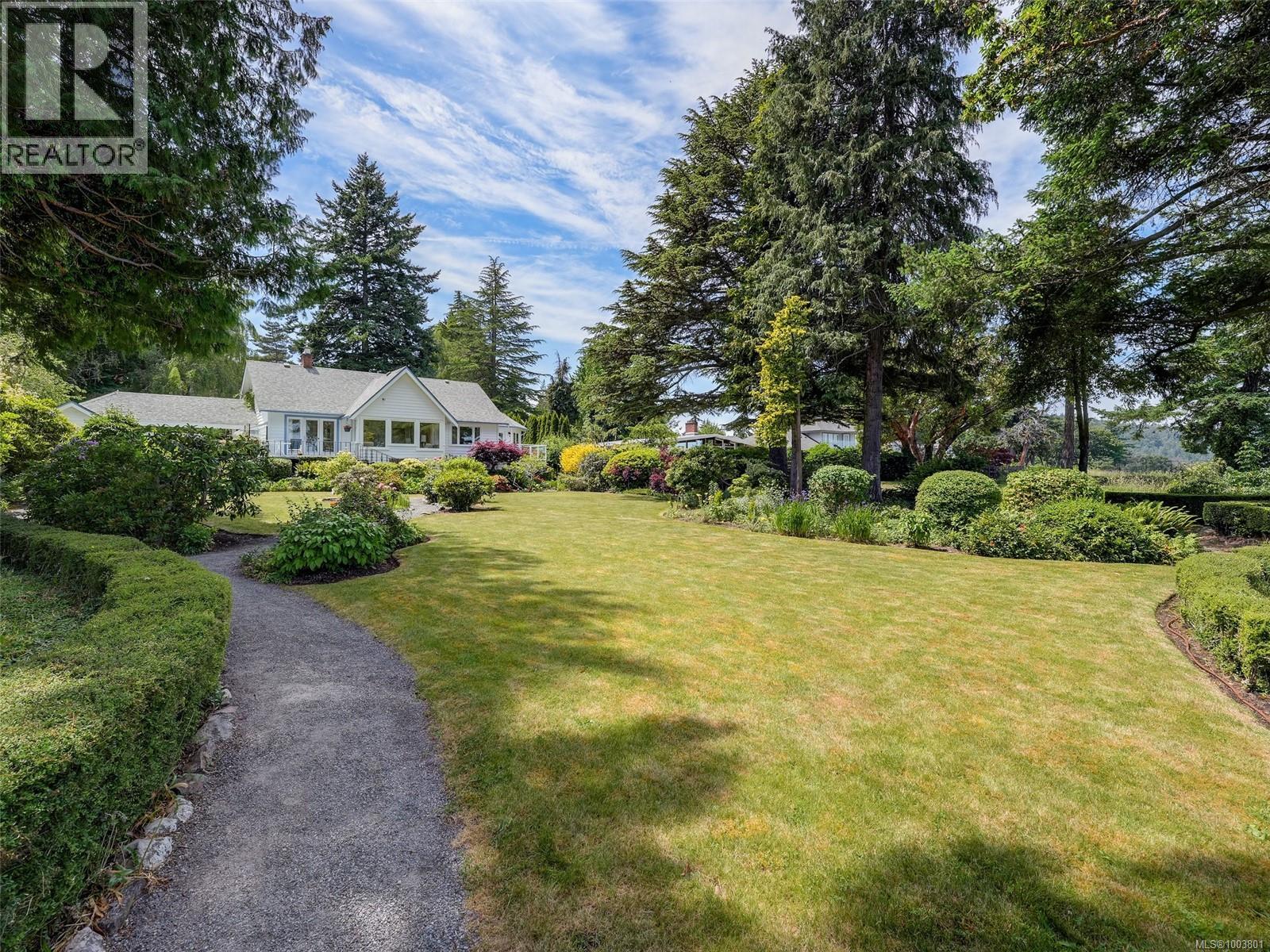Photo 39 of 4590 Torquay Dr, Saanich BC