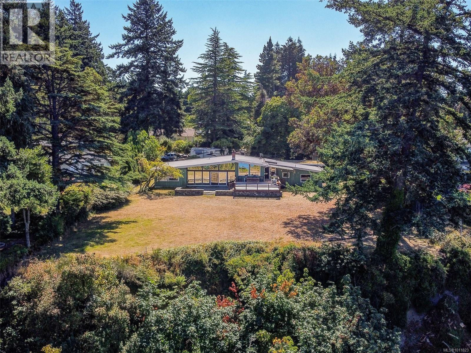 Photo 37 of 4598 Torquay Dr, Saanich BC