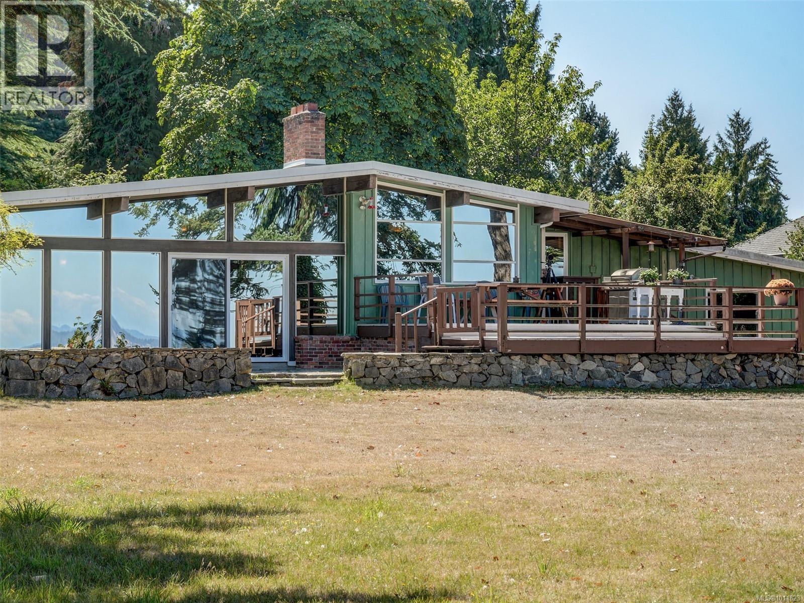 Photo 18 of 4598 Torquay Dr, Saanich BC