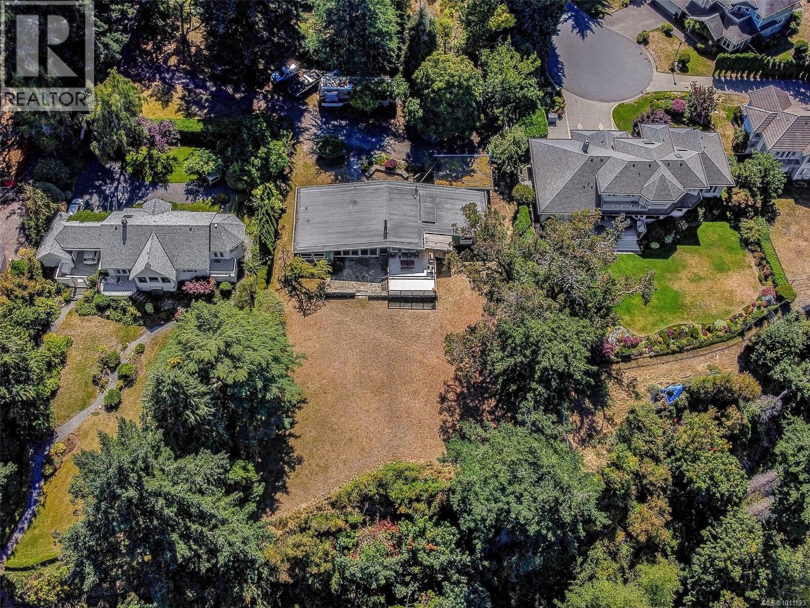 Photo 30 of 4598 Torquay Dr, Saanich BC